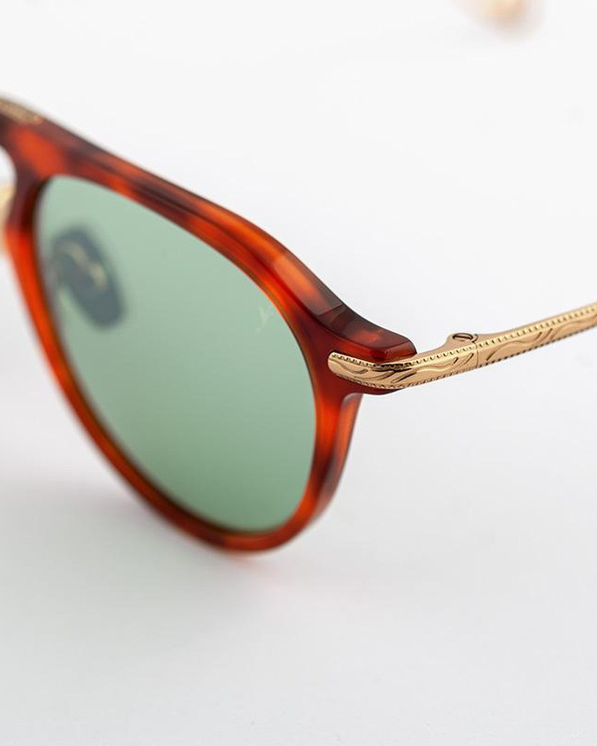 Detail of the textured gold temple and hinge on EYEPETIZER STEVEN C.M/M-4-29F sunglasses.