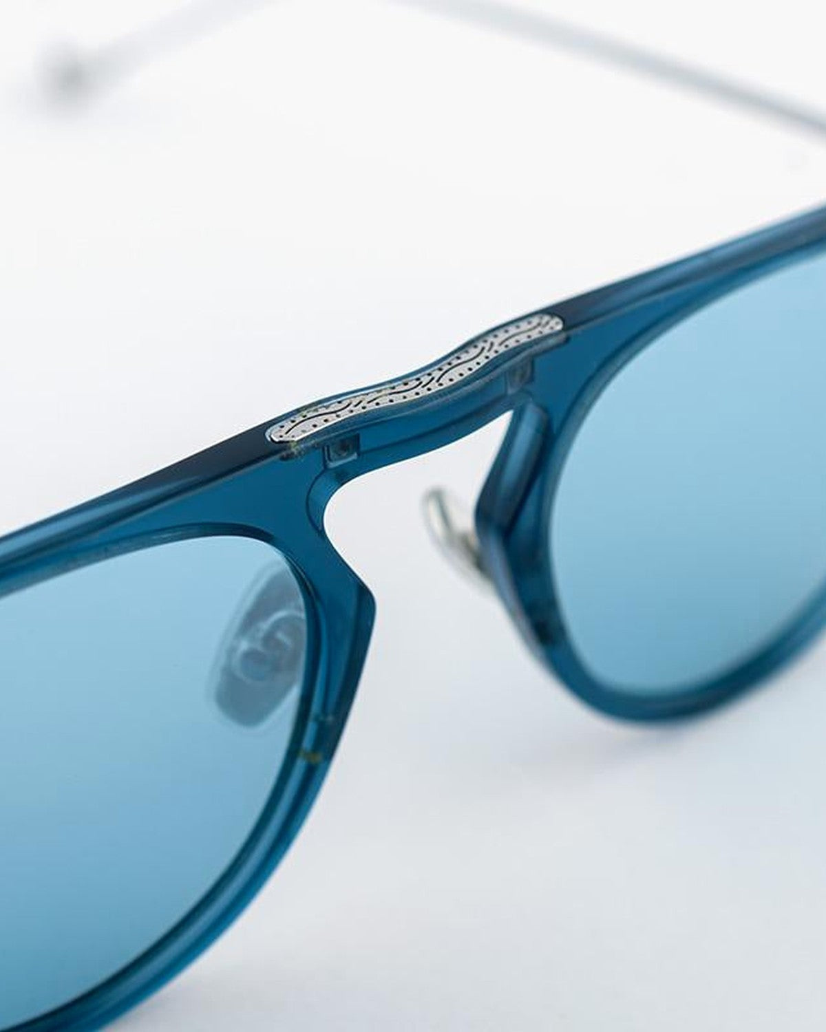 Close-up of the decorative bridge detail on EYEPETIZER STEVEN C.P/P-1-2F sunglasses.