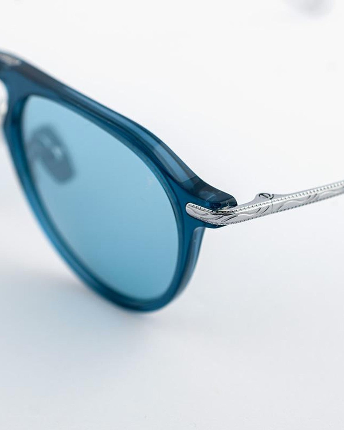 Detail of the temple hinge and cable temple on EYEPETIZER STEVEN C.P/P-1-2F sunglasses.