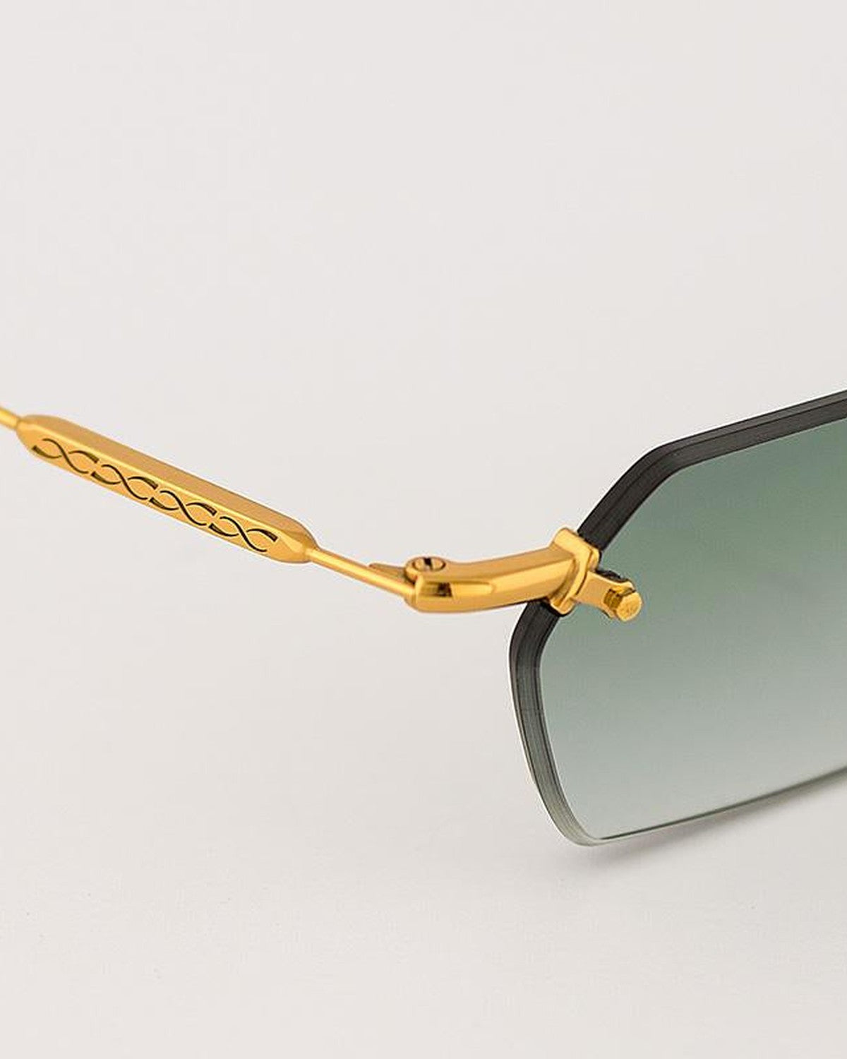 Close-up of the gold temple and decorative chain link detail on EYEPETIZER TANK C.4-25 sunglasses.