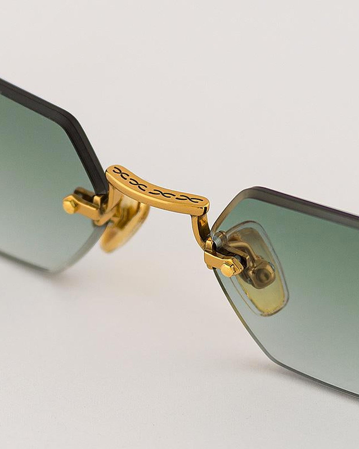 Detail of the gold bridge and nose pad connection on EYEPETIZER TANK C.4-25 sunglasses.