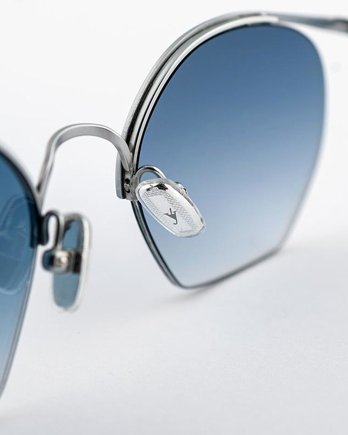 Detail of the branded nose pad on EYEPETIZER TIBERIO C.1-OP-26F sunglasses.