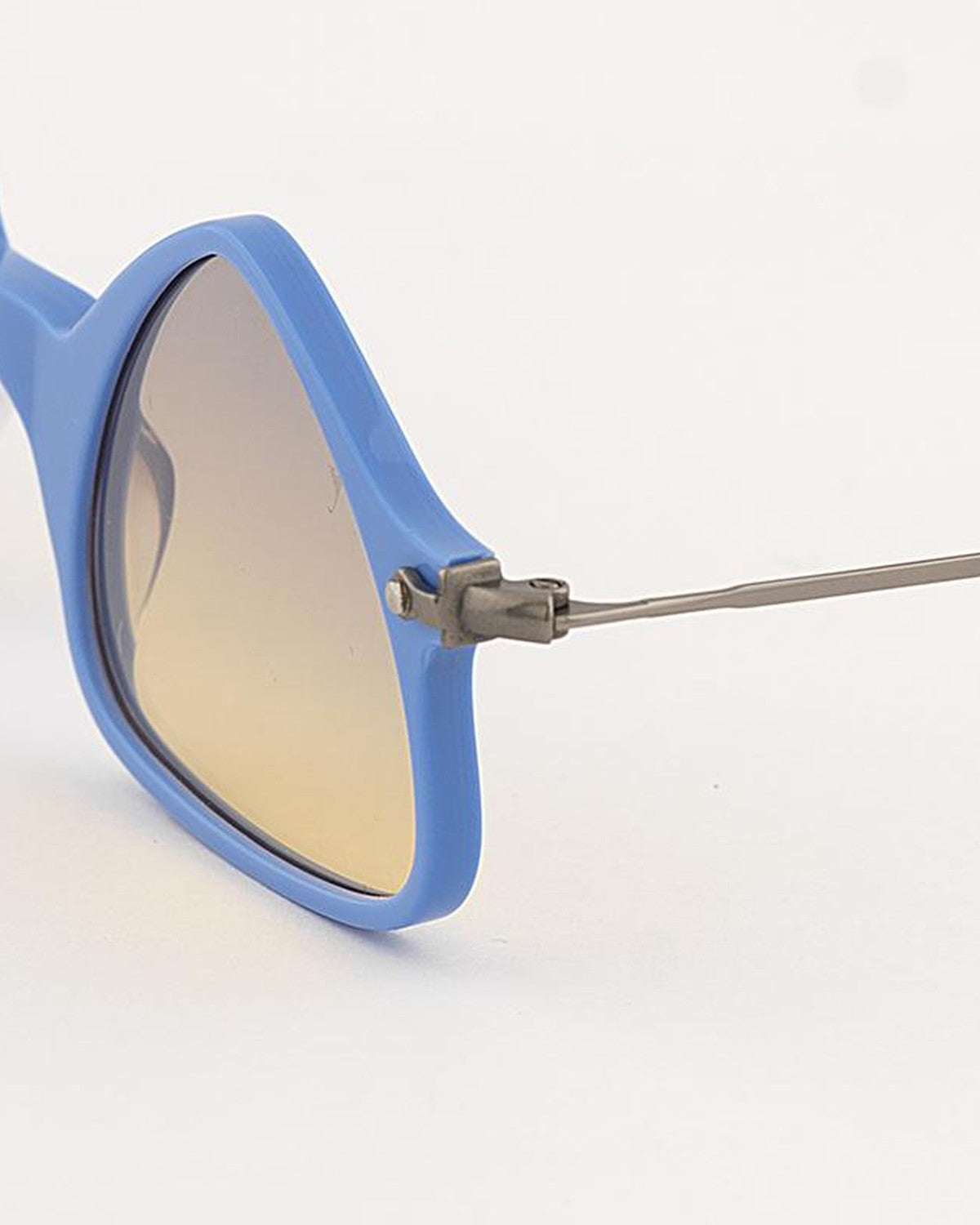Angled detail of the left lens and temple hinge on EYEPETIZER TWIGGY C.LY-3-19 sunglasses.