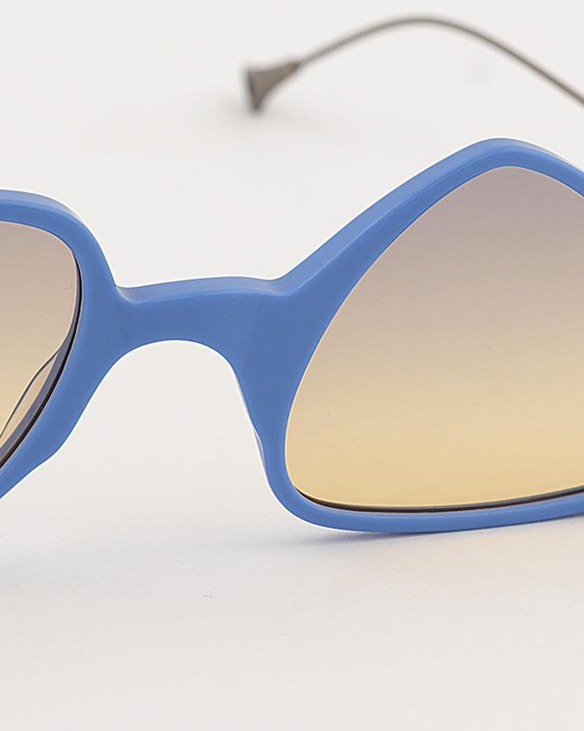 Close-up of the bridge and right lens on EYEPETIZER TWIGGY C.LY-3-19 sunglasses.