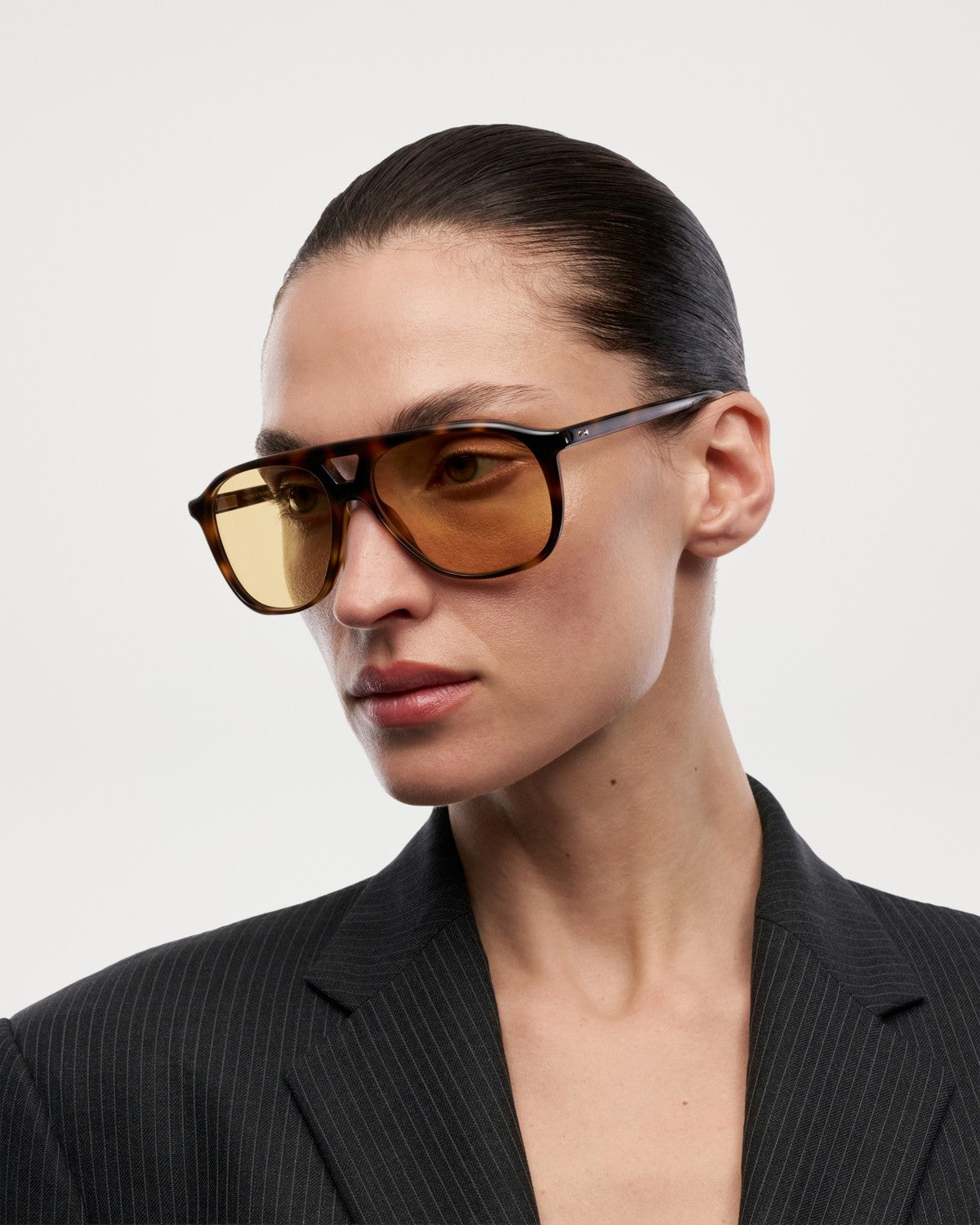 Model wearing CHIMI Uma Tortoise Yellow sunglasses, side view.