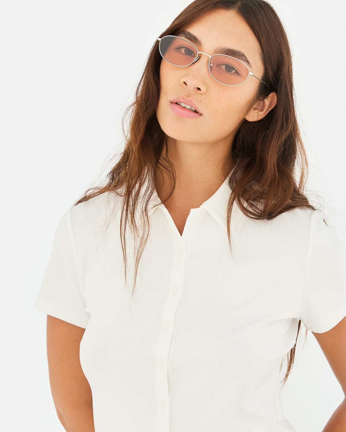 Model wearing RETROSUPERFUTURE Uovo Nebbia Rosa sunglasses.