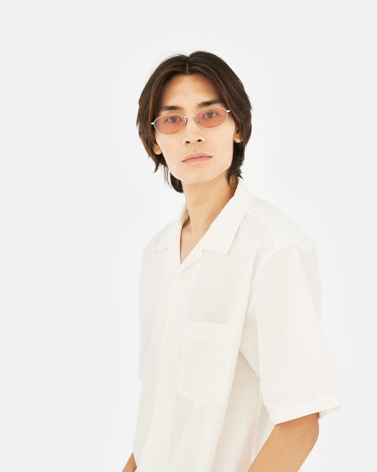 Model wearing RETROSUPERFUTURE Uovo Nebbia Rosa sunglasses, front view.