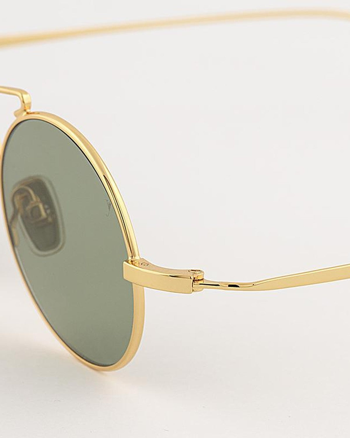 Detail of the temple and hinge on EYEPETIZER VESPUCCI C.4-64 sunglasses.