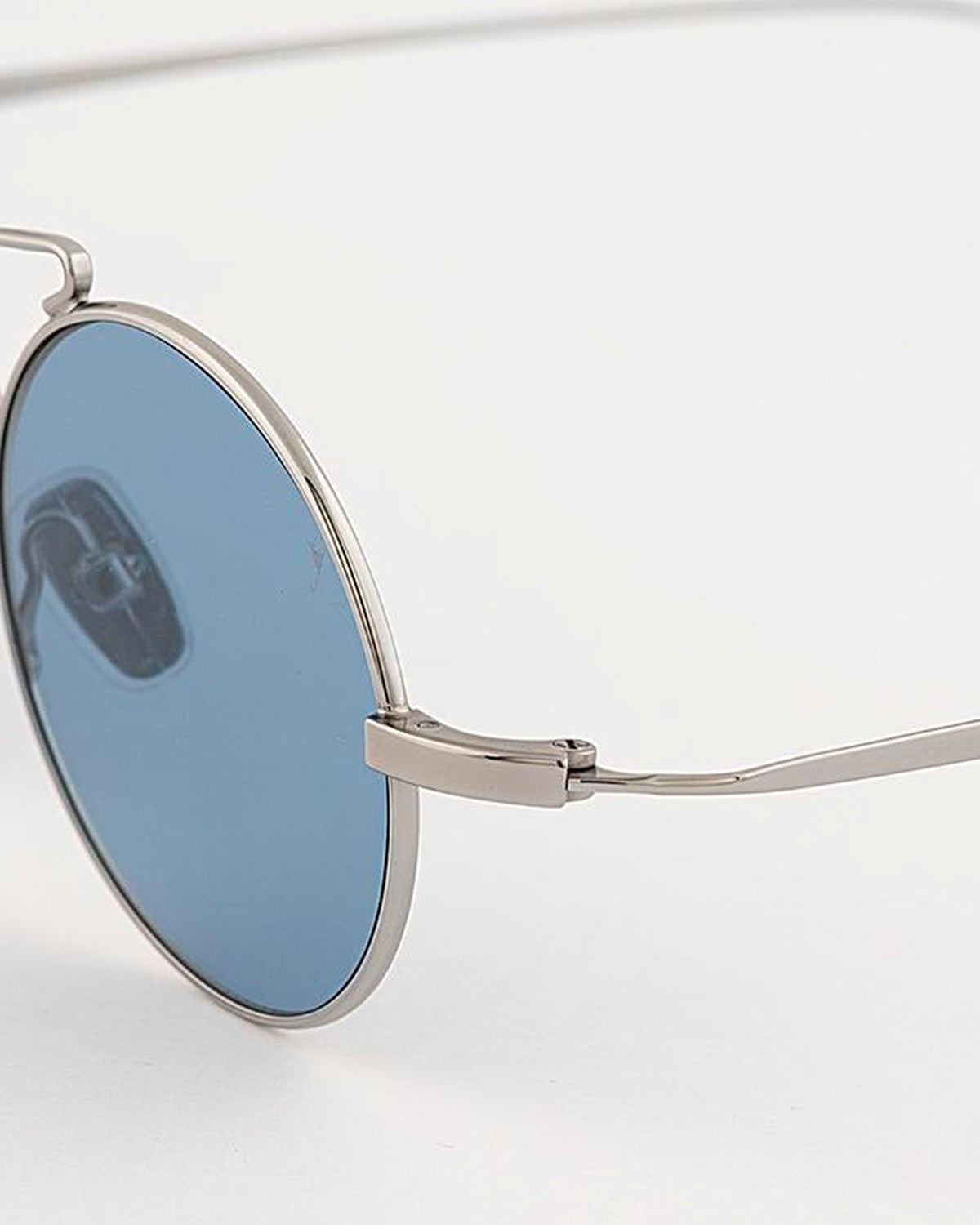 Detail of the temple hinge on EYEPETIZER VESPUCCI C.1-65 sunglasses.