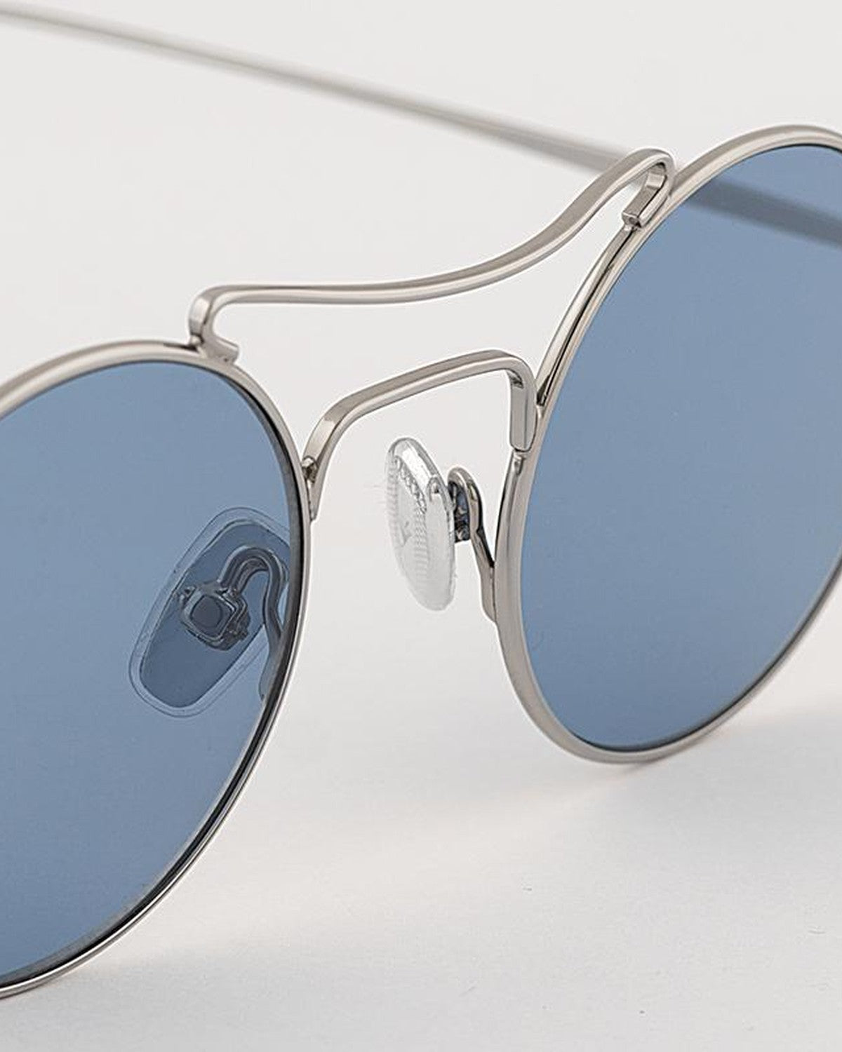 Close-up of the bridge and nose pads on EYEPETIZER VESPUCCI C.1-65 sunglasses.
