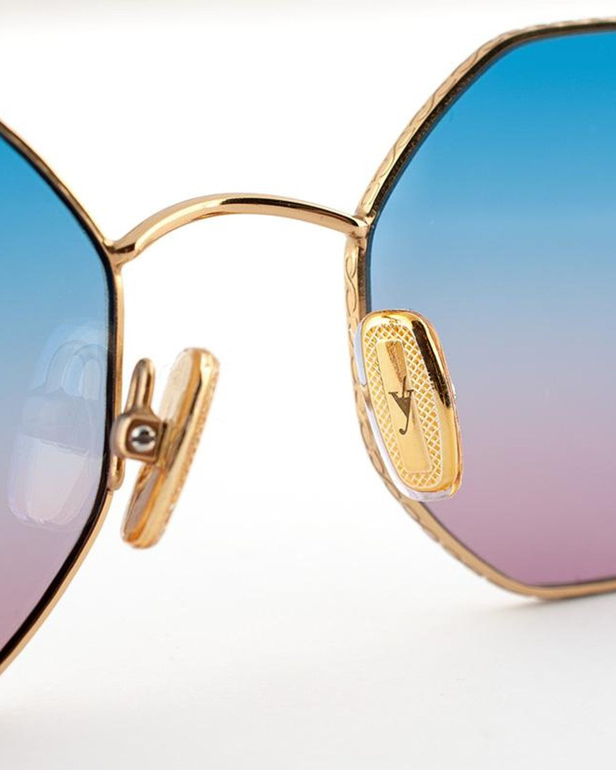 Detail of the adjustable nose pads and textured temple with engraved logo on EYEPETIZER VOYAGE C.4-42F sunglasses.