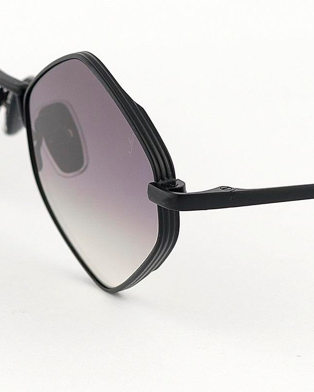 Angled detail of the temple and lens on EYEPETIZER WALTER C.6-27 sunglasses.