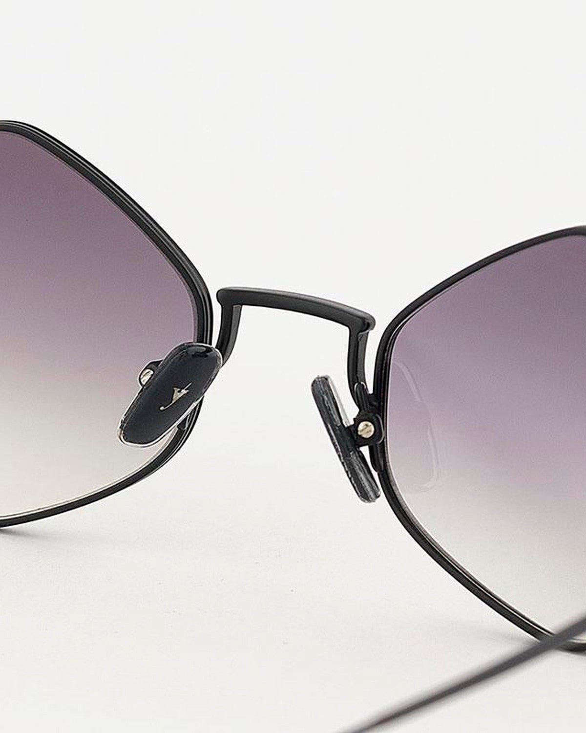 Close-up of the bridge and decorative wire detailing on EYEPETIZER WALTER C.6-27 sunglasses.
