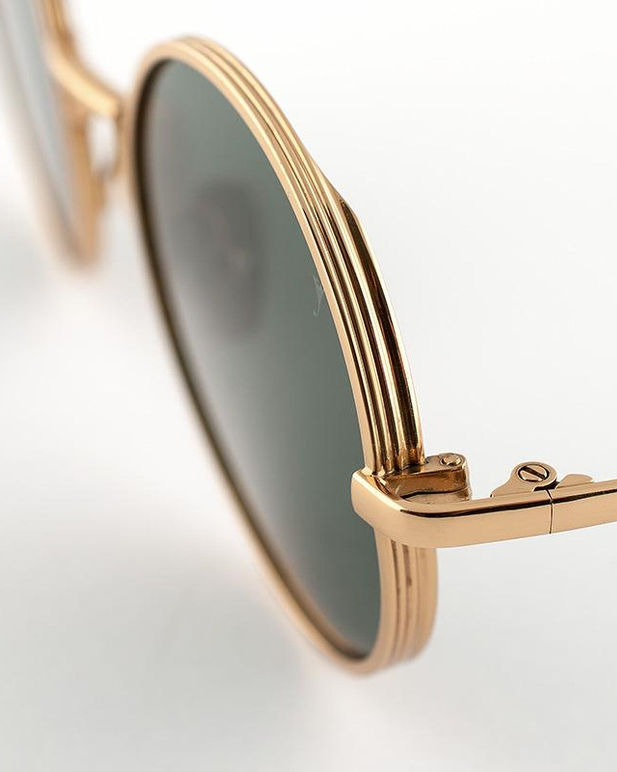 Close-up of the temple and wire core detail on EYEPETIZER WILLIAM C.4-40 sunglasses.