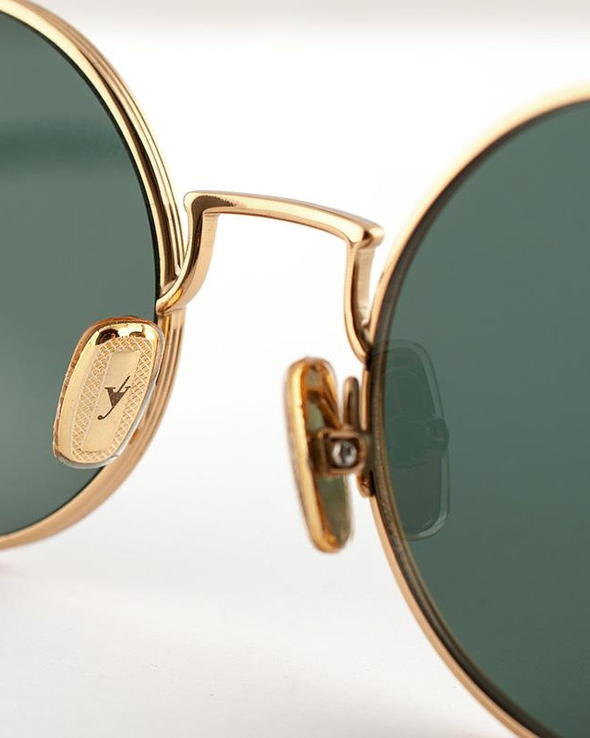 Detail of the nose bridge and brand logo on EYEPETIZER WILLIAM C.4-40 sunglasses.