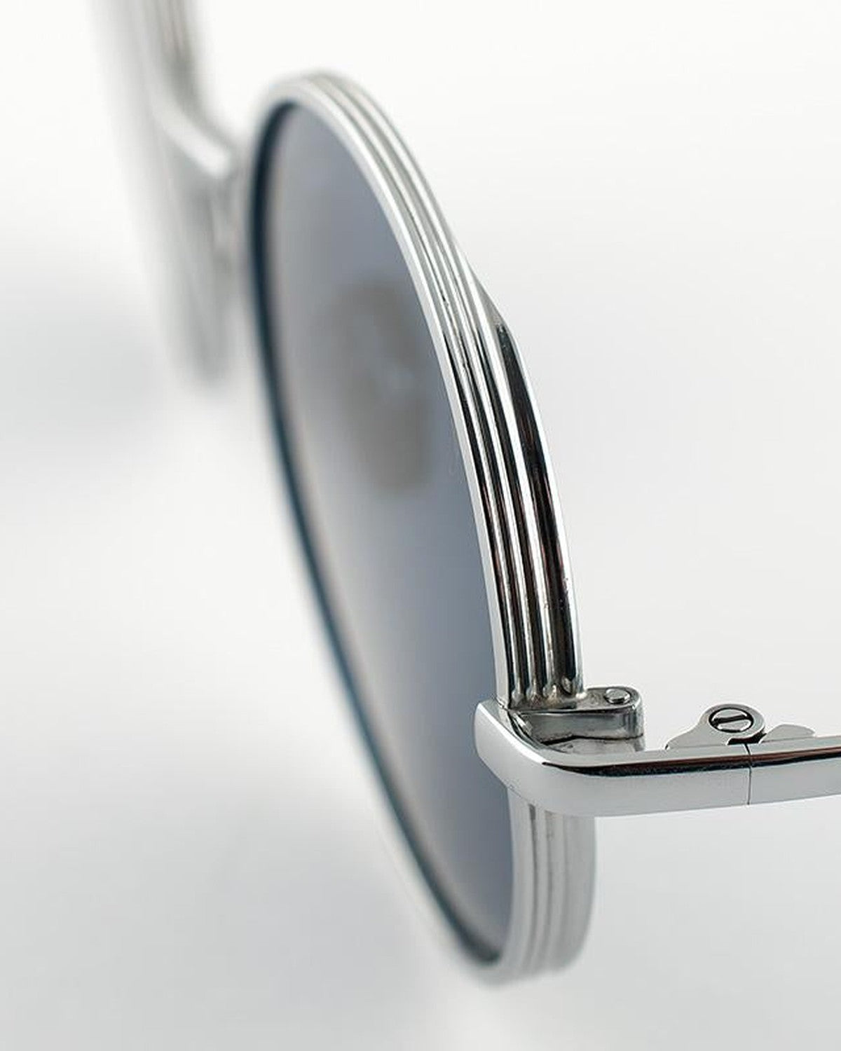 Close-up of the temple hinge and metal detailing on EYEPETIZER WILLIAM C.1-39 sunglasses.