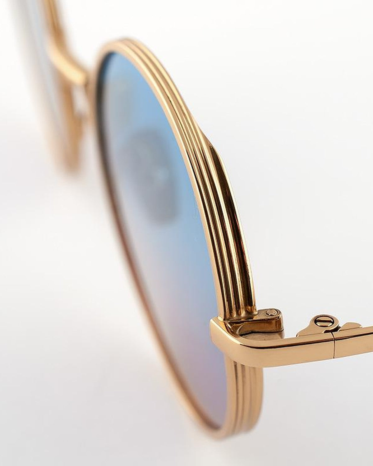 Detail of the temple hinge and wire core on EYEPETIZER WILLIAM C.4-42F sunglasses.