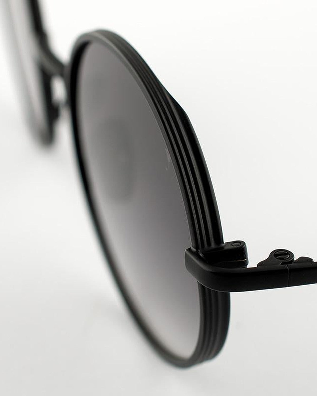 Close-up of the ridged lens rim detail on EYEPETIZER WILLIAM C.6-27 sunglasses.