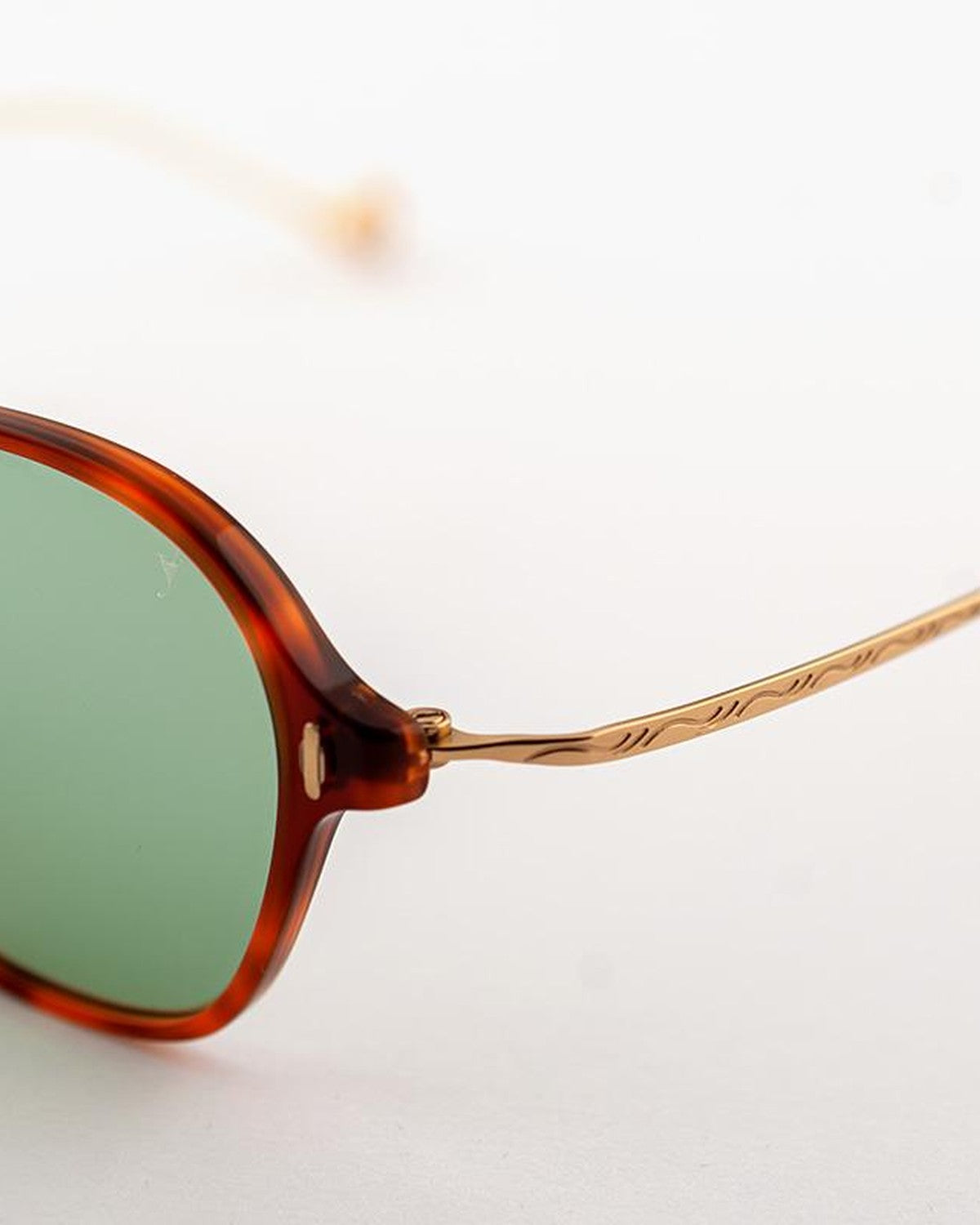 Detail of the textured gold temple on EYEPETIZER WINDSOR C.M/M-4-29F sunglasses.
