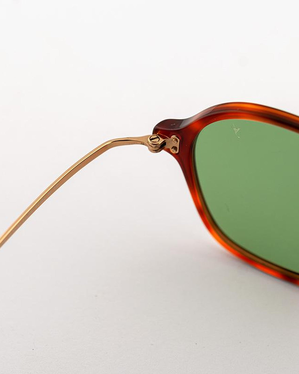 Close-up of the hinge and temple connection on EYEPETIZER WINDSOR C.M/M-4-29F sunglasses.