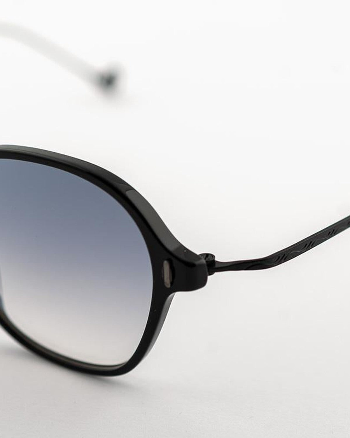 Close-up of the temple and hinge on EYEPETIZER WINDSOR C.A-6-27F sunglasses.