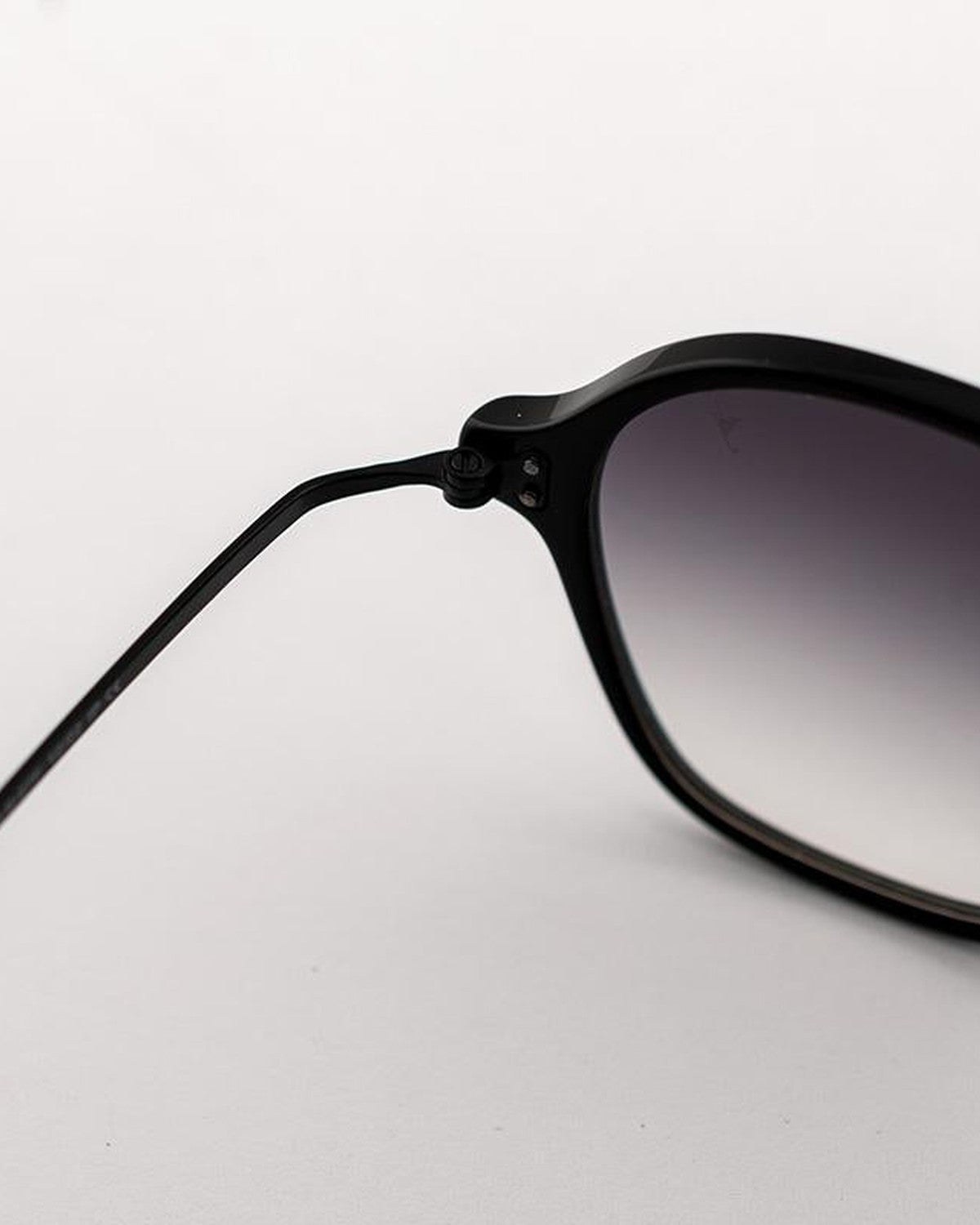 Detail of the hinge mechanism on EYEPETIZER WINDSOR C.A-6-27F sunglasses.