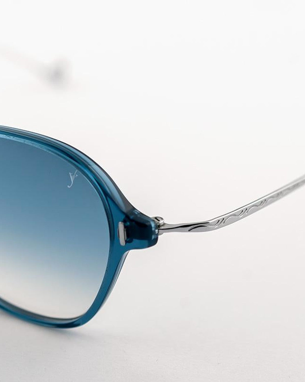 Close-up of the temple hinge on EYEPETIZER WINDSOR C.P/P-1-26F sunglasses.