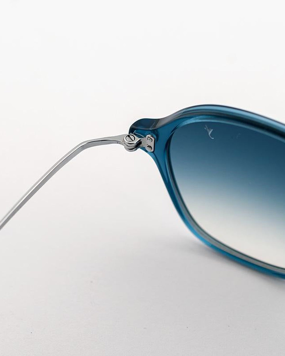 Detail of the hinge and temple connection on EYEPETIZER WINDSOR C.P/P-1-26F sunglasses.