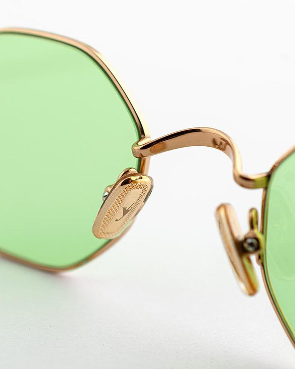 Detail of the engraved bridge ornament on EYEPETIZER WOODY C.4-1 sunglasses.