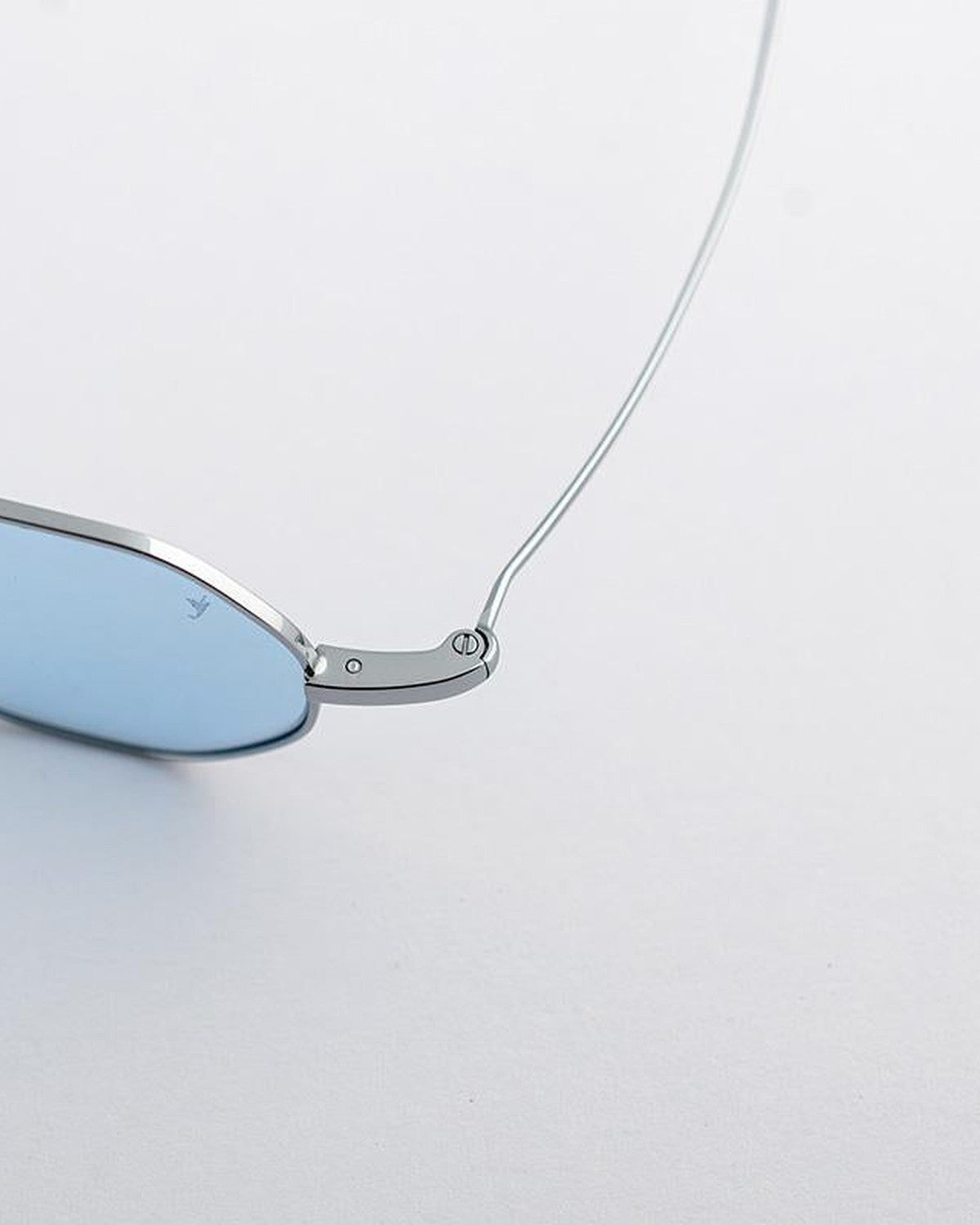 Close-up of the hinge and temple arm on EYEPETIZER WOODY C.1-2 sunglasses.
