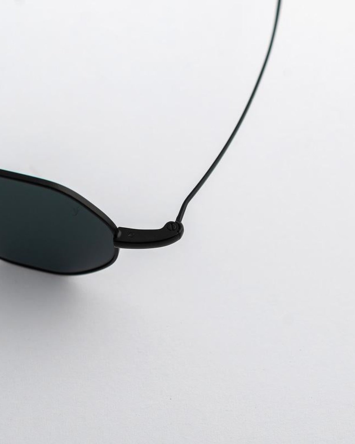Close-up of the bridge and temple wire on EYEPETIZER WOODY C.6-46 sunglasses.