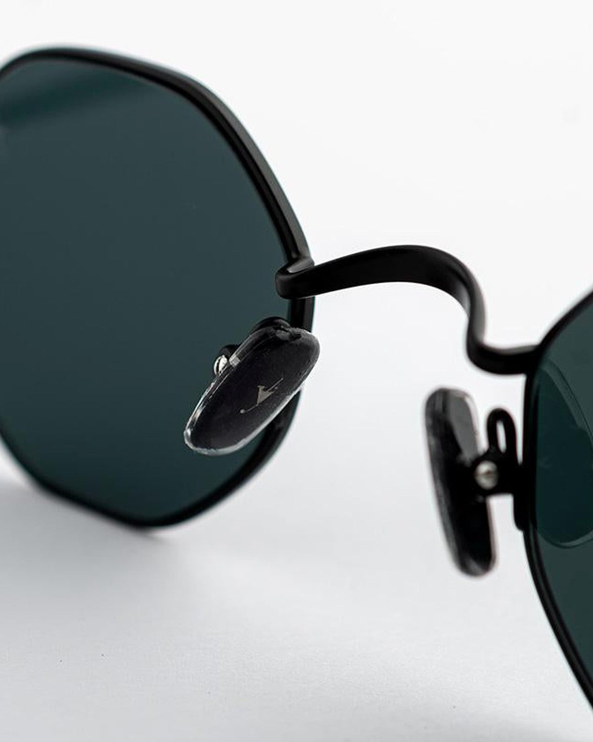 Detail of the adjustable nose pad and bridge on EYEPETIZER WOODY C.6-46 sunglasses.