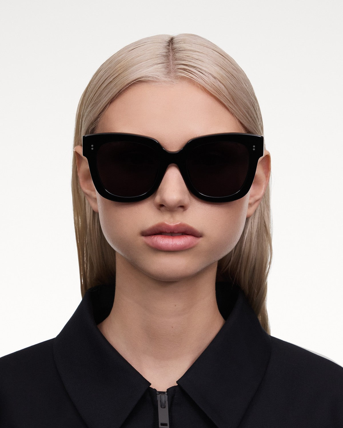 Model wearing CHIMI X14 Black Black sunglasses in front view.