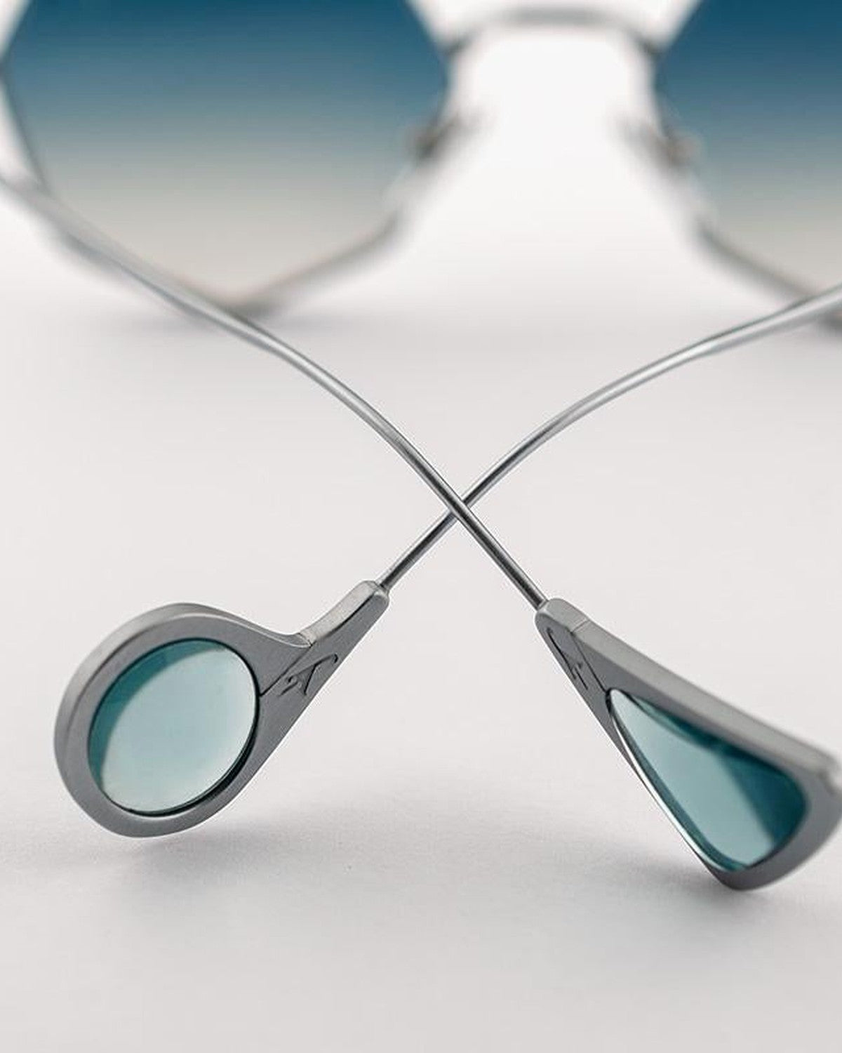 Detail of the crossed wire temples on EYEPETIZER ZUBIZURI C.1-26F sunglasses showing geometric end pieces.